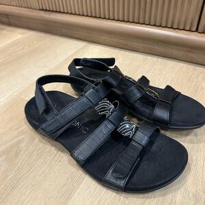 VIONIC AMBER ADJUSTABLE
SANDAL size 9 black color